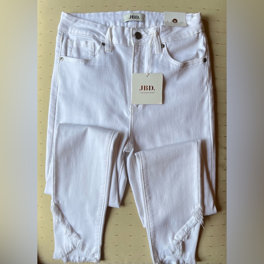 JBD. White jeans with fray accents at hem